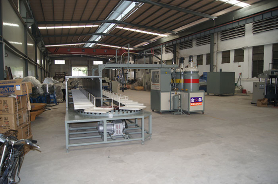 Drei Stationen PU-Spritzen-Maschine der Behälter-40 mit 11*4.9*2.7m Größe