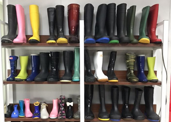 Automatische gezahnte Rohrschuhe, die Maschine für Gumboots/Sicherheits-Stiefel herstellen