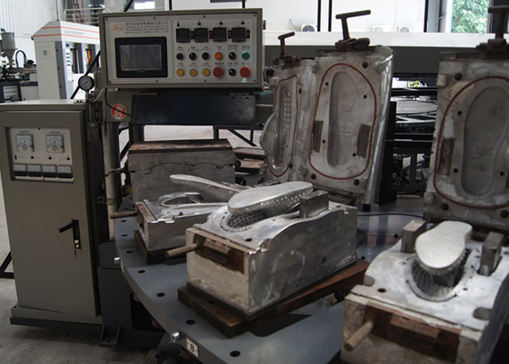 PVC-Luftblas-Hausschuhe, Schuhherstellung, Maschineneinspritzung, 24 Stationen